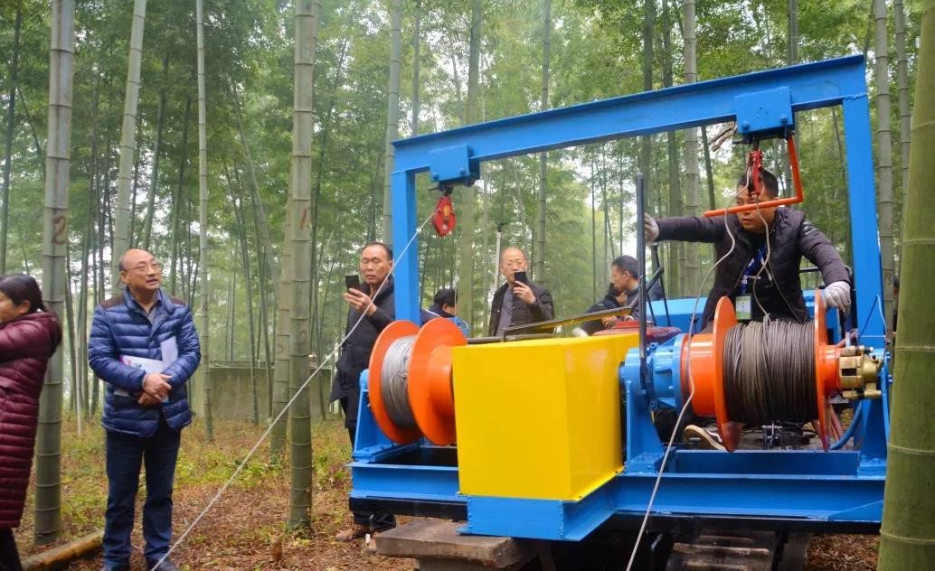 1575943563444445.jpg 竹子场内运输机具展示(正在作业的竹木缆索式拖拽机) (2).jpg